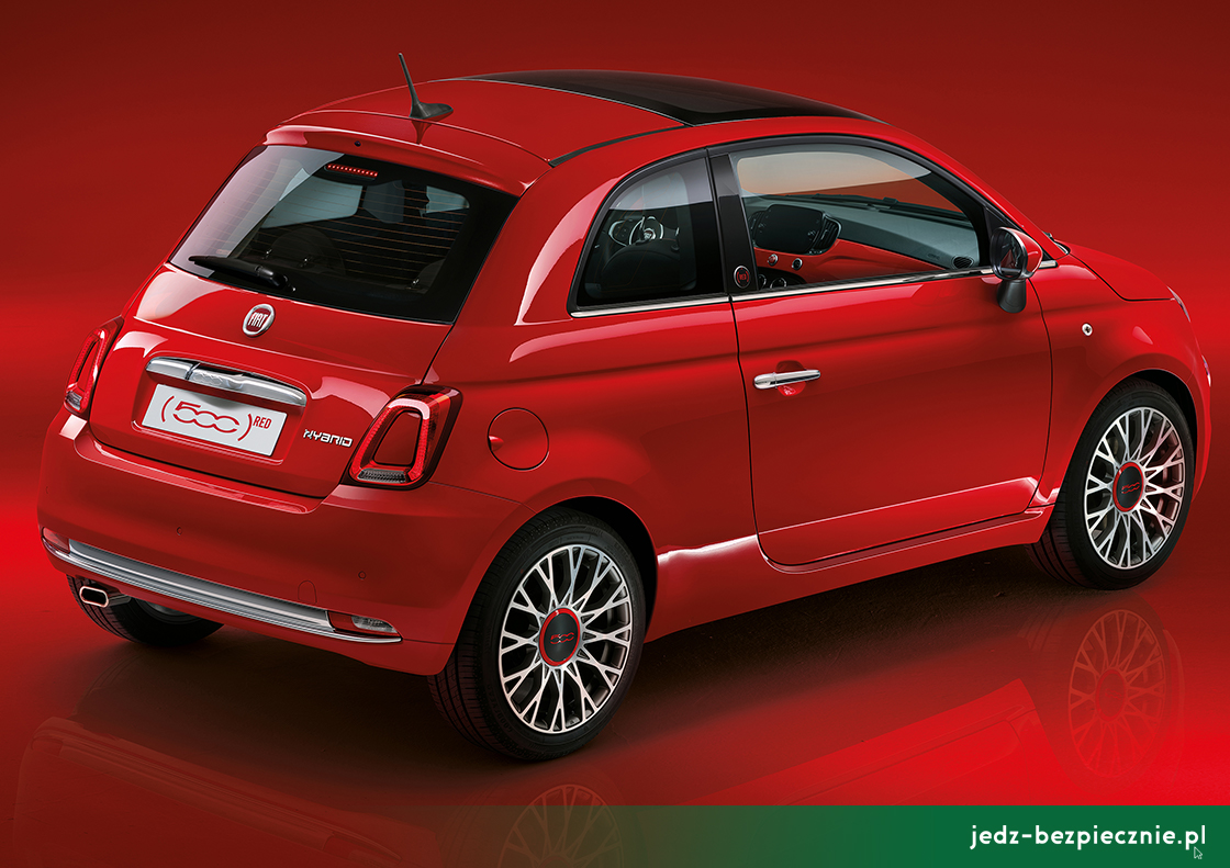 Premiera tygodnia - Rodzina Fiatów 500 RED - tył Fiata 500 RED Hybrid ze szklanym dachem Dolcevita